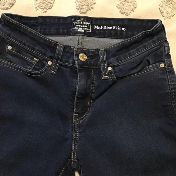Signature Levi Strauss Gold Mid Rise Skinny Jeans. Size 27 / 4s - Picture 5 of 10